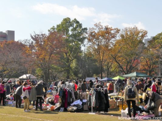 府中恒例フリマイベント。特別ライブが会場を盛り上がる