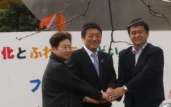 高野府中市長（中央）と両朝鮮学校校長