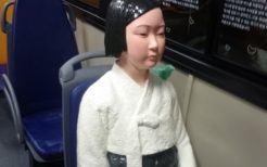 ソウル・バス車内に設置された少女像（撤去済み）