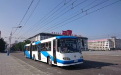 金日成広場を走るトロリーバス