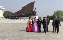 正装で万寿台を訪れる北朝鮮人