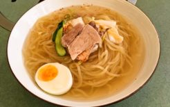 80年ほどの歴史と味を誇る長田の元祖平壌冷麺屋の冷麺