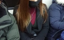 黒マスクの韓国人女性