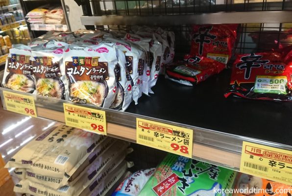 25種類ほどの農心の即席麺が売られている日本