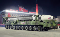 朝鮮労働党創立75周年慶祝閲兵式の最後に披露された新型ICBM
