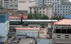 丹東駅から北朝鮮の新義州駅へ向かう国際列車