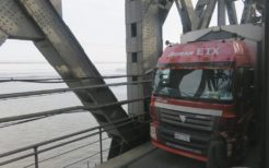 鴨緑江で国際列車とすれ違うトラック