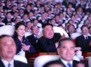 李雪主氏1年ぶりの登場の隣で喫煙する金正恩氏 禁煙法の成果PRも