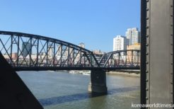 中朝友誼橋（旧鴨緑江第2橋梁）を通過する国際列車
