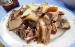 ベトナムで見かけた犬肉の焼肉。ベトナムはハノイなど北部に犬肉の店が多いように見受けられる