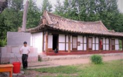 明東村にある復元された尹東柱の生家