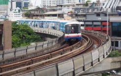 バンコクの高架電車。この車体側面を埋め尽くす広告がラッピング広告と呼ばれる