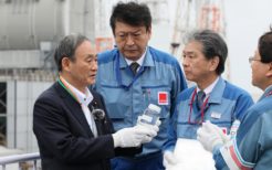 東京電力福島第1原子力発電所を視察する菅義偉首相