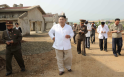 北朝鮮黄海北道で建設中の養鶏場を視察する金正恩党委員長（当時）