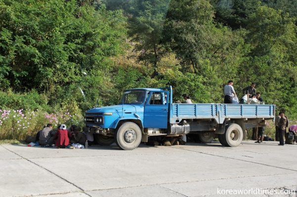 北朝鮮の高速道路はコンクリートむき出しの道