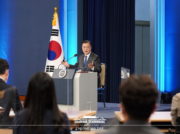 任期残り1年で朝鮮半島の平和実現 文大統領が就任4年特別演説