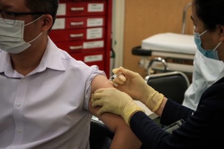 昨年12月から18歳以上の希望者へワクチン接種始まる