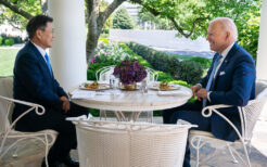 クラブケーキランチで会談する文大統領とバイデン大統領