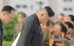 李炳哲氏（金正恩氏左側）