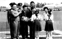 2000年6月13日平壌空港で歓迎を受ける金大中夫妻