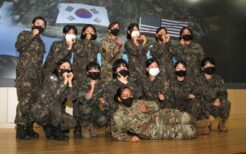 米陸軍女性少佐と韓国軍女性兵