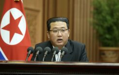 最高人民会議で演説する金正恩総書記