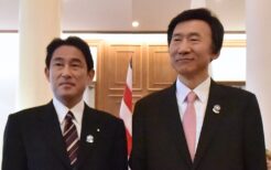 岸田文雄外相（左）と尹炳世外相（2014年）