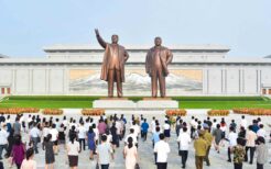 万寿台の丘へ献花に訪れる北朝鮮人民