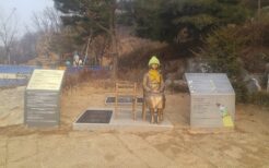 2015年に京畿道光明市光明洞窟の入り口に設置された慰安婦像