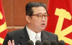 朝鮮労働党中央委員会第8期第4回総会で演説する金正恩総書記