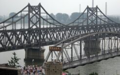 左から中国丹東と北朝鮮新義州を結ぶ中朝友誼橋（旧鴨緑江第2橋梁）と鴨緑江断橋（旧鴨緑江橋梁）