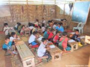 タイ・ミャンマー国境の難民キャンプ内の小学校。こんな教室でも教育を受けられるだけましだ