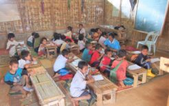 タイ・ミャンマー国境の難民キャンプ内の小学校。こんな教室でも教育を受けられるだけましだ