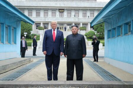 板門店で越北して金正恩氏と会うトランプ氏