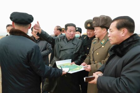 温室農場建設予定地を現地視察する金正恩総書記