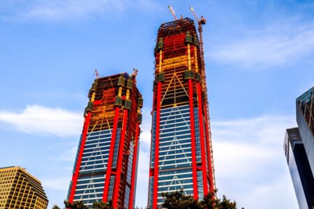 建築中のソウルの高層ビル