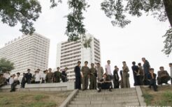 平壌の北朝鮮人男性たち