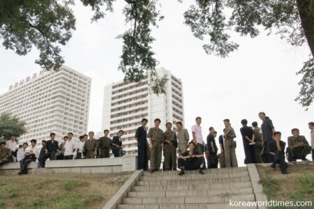 平壌の北朝鮮人男性たち