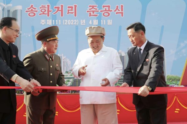 記念式典には金正恩総書記の巨大肖像画も登場