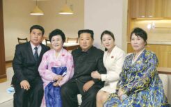 金正恩氏と李春姫氏らとの記念撮影