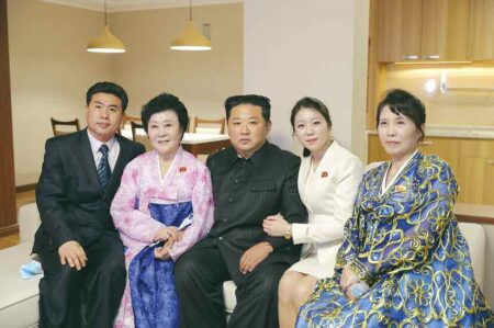 金正恩氏と李春姫氏らとの記念撮影