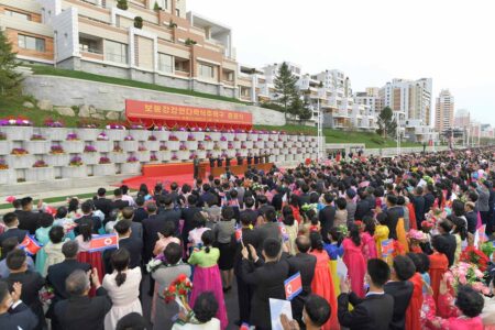 小さいが右奥に控える一番手前の紺色の服装の女性か