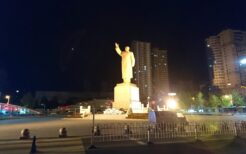 丹東駅前でライトアップされる毛沢東像