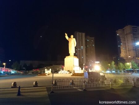 丹東駅前でライトアップされる毛沢東像
