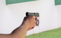 タイは実は銃社会。銃を持っているからマフィアとは限らないけれども、突きつけられたら、とりあえず言うことを聞くしかない