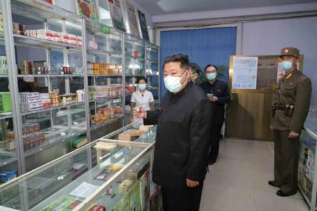 5月15日、平壌市内の薬局を視察する金正恩総書記