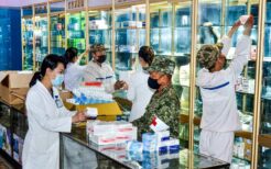朝鮮人民軍が医薬品搬入を手伝う平壌市内の薬局と報じる19日付の労働新聞