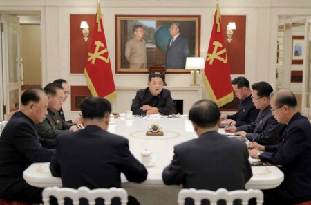 5月17日、朝鮮労働党の政治局会議に出席した金正恩総書記