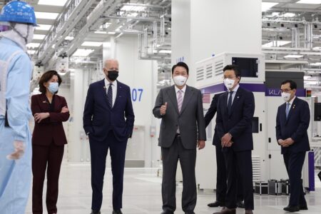 5月20日、サムスン電子の半導体工場を視察するバイデン大統領と尹錫悦大統領