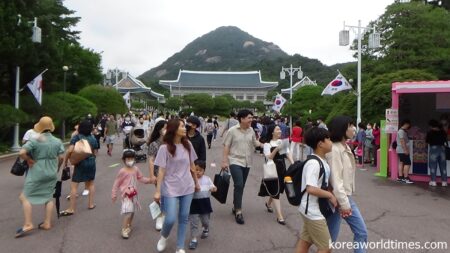 青瓦台本館前の市民（著者6月18日撮影）